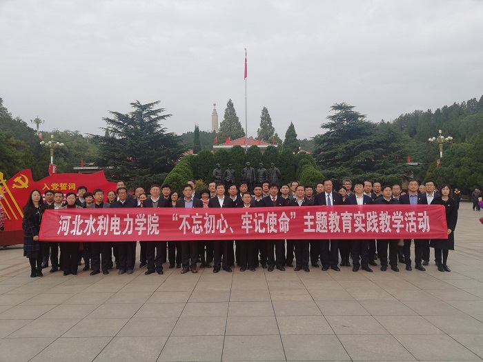 3五大领袖铜铸像前合影留念.jpg 3五大领袖铜铸像前合影留念.jpg